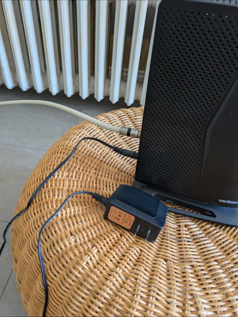 Black Wireless Gateway Router - High-Speed Networking - Picture 2 of 4